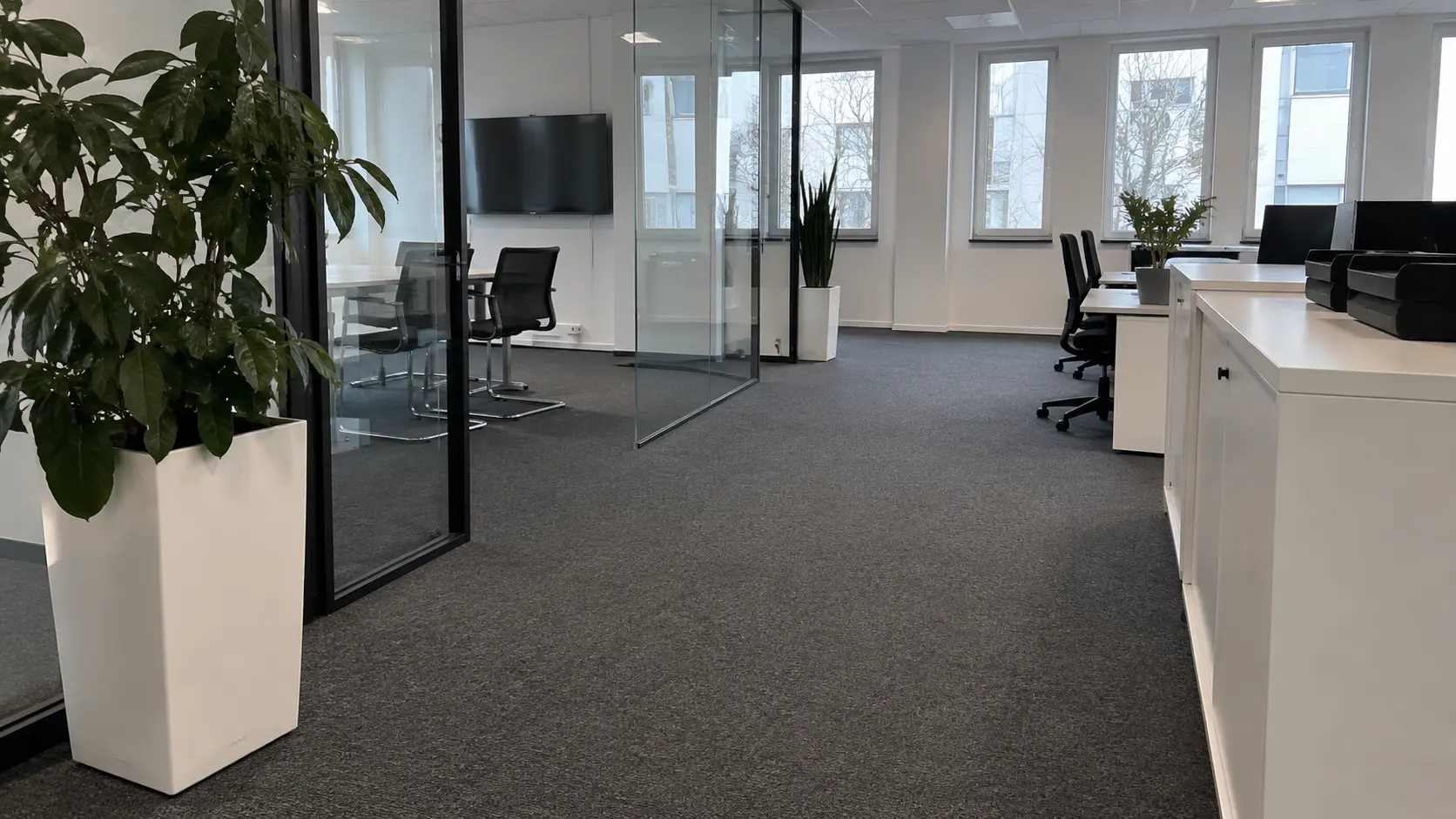 Gereinigtes Großraumbüro mit Teppichboden nach der Büroreinigung in Soest