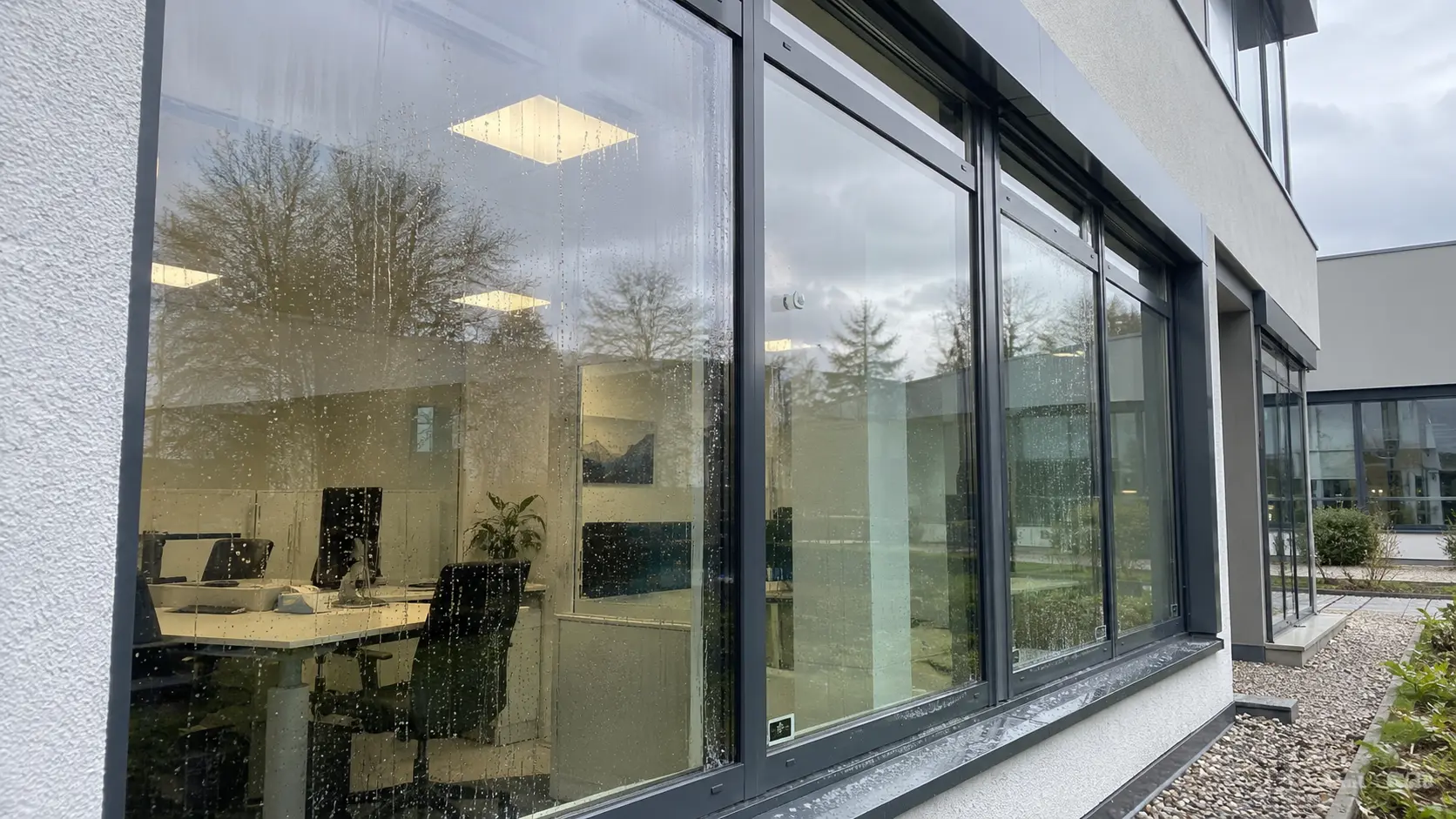 Fensterfront eines Bürogebäudes wird von außen eingewaschen in Soest