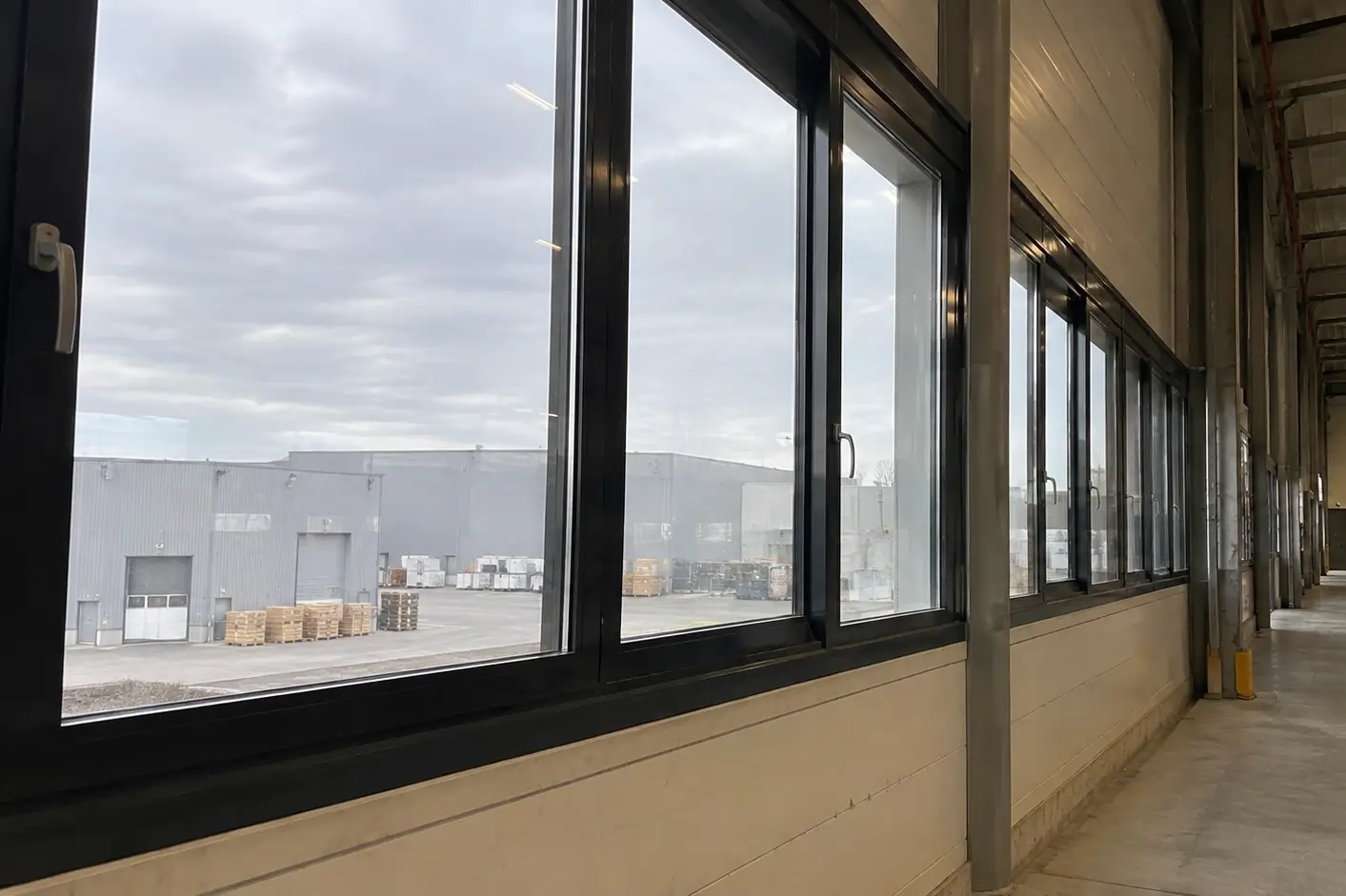 Gereinigtes Fensterband in einer Gewerbehalle in Soest