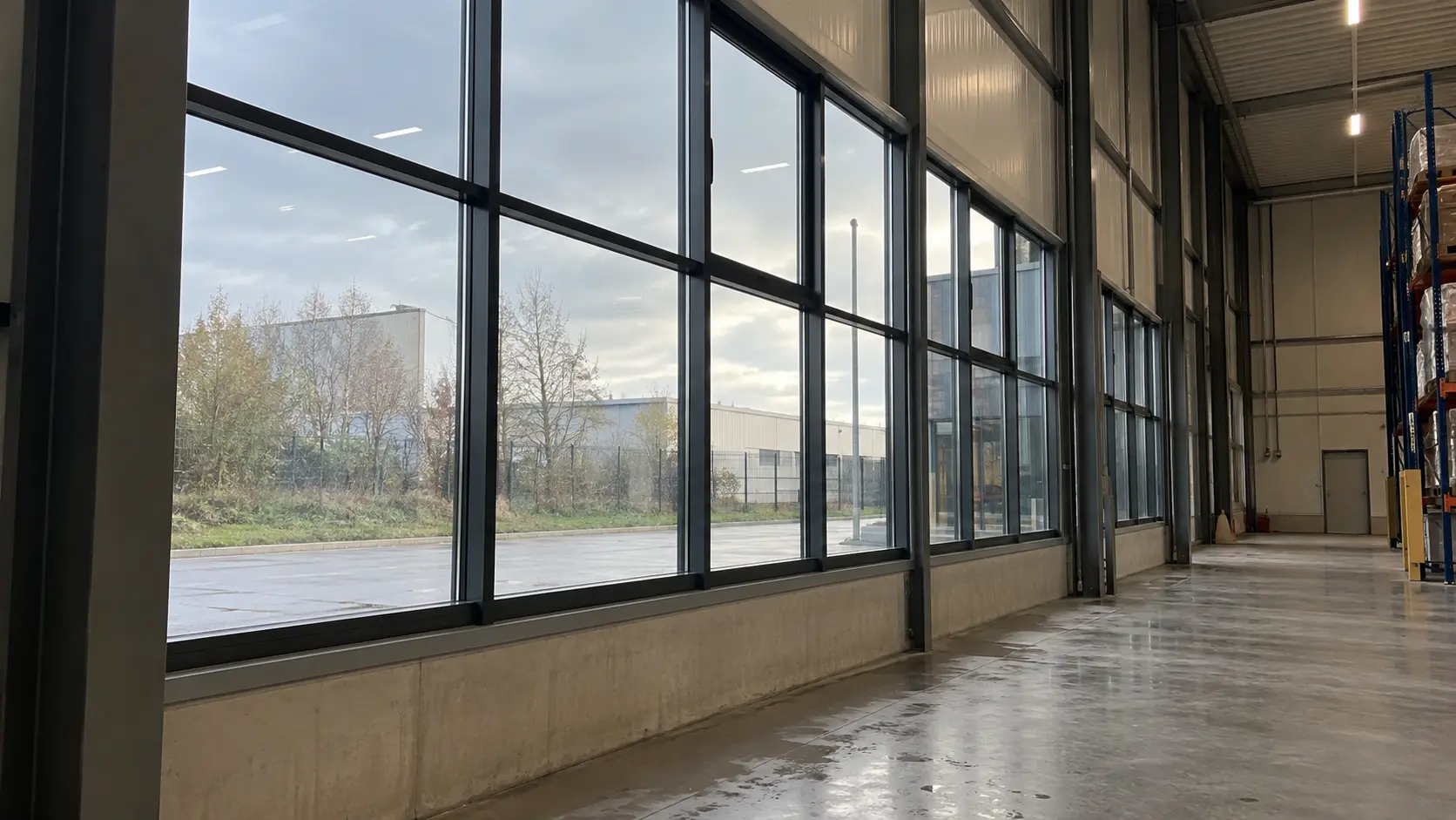Gereinigte Glasfront in einer Lagerhalle in Soest