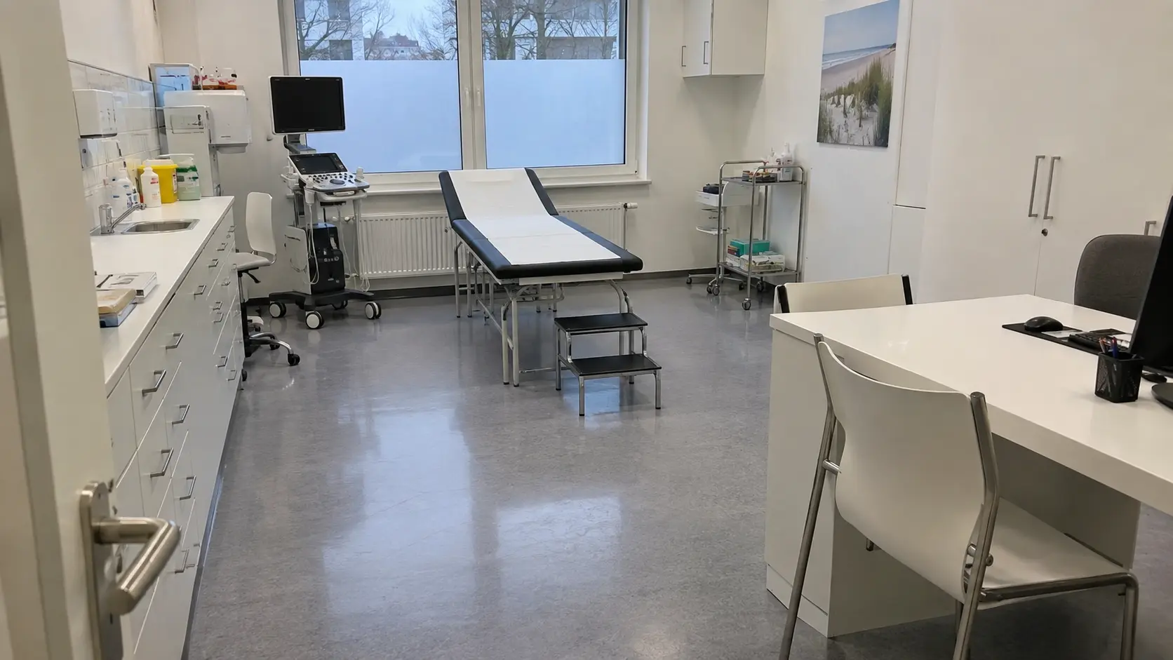 Gereinigter Untersuchungsraum einer Arztpraxis in Soest
