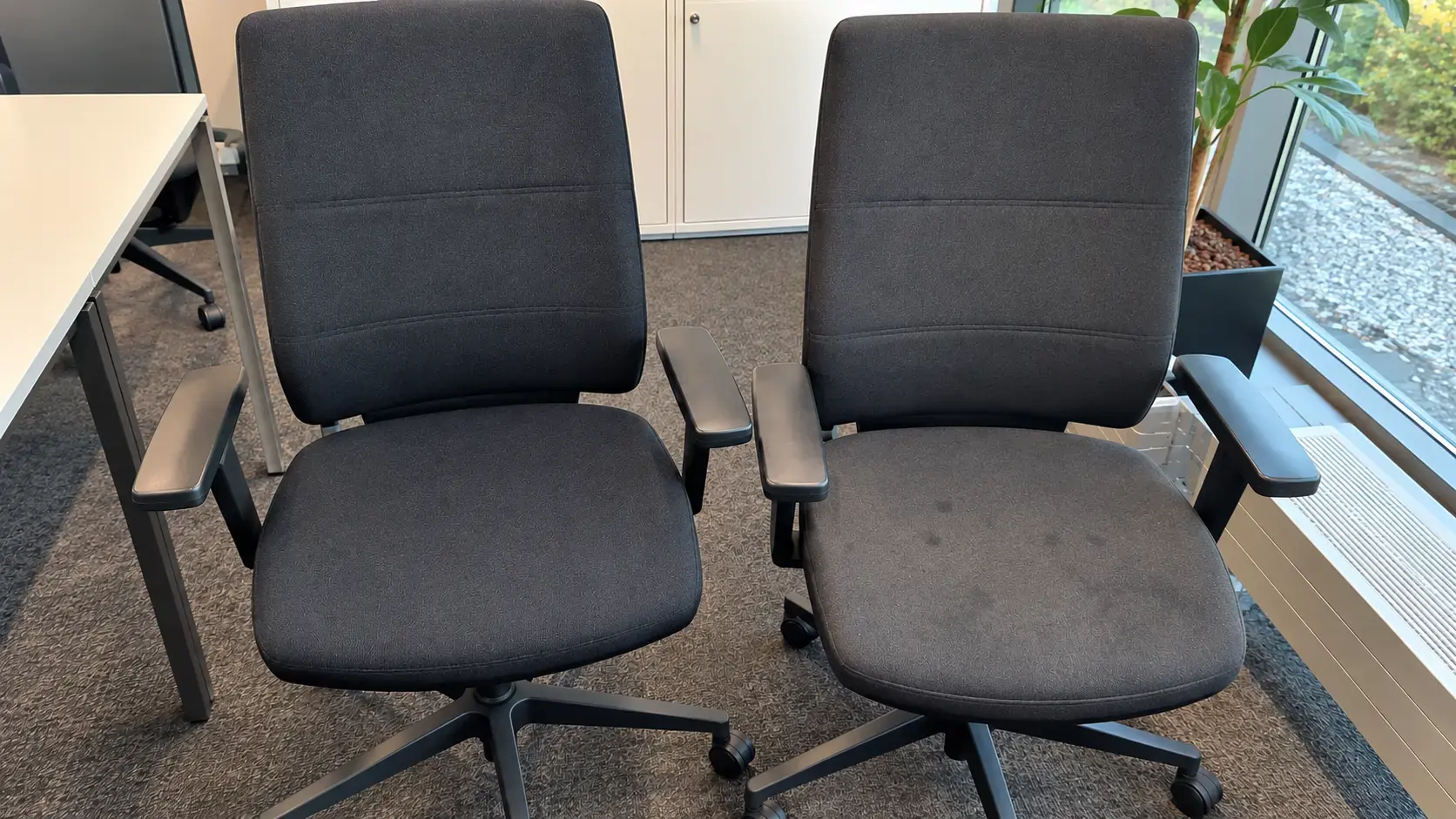 Frisch gereinigte Bürostühle nach der Polsterreinigung in Soest