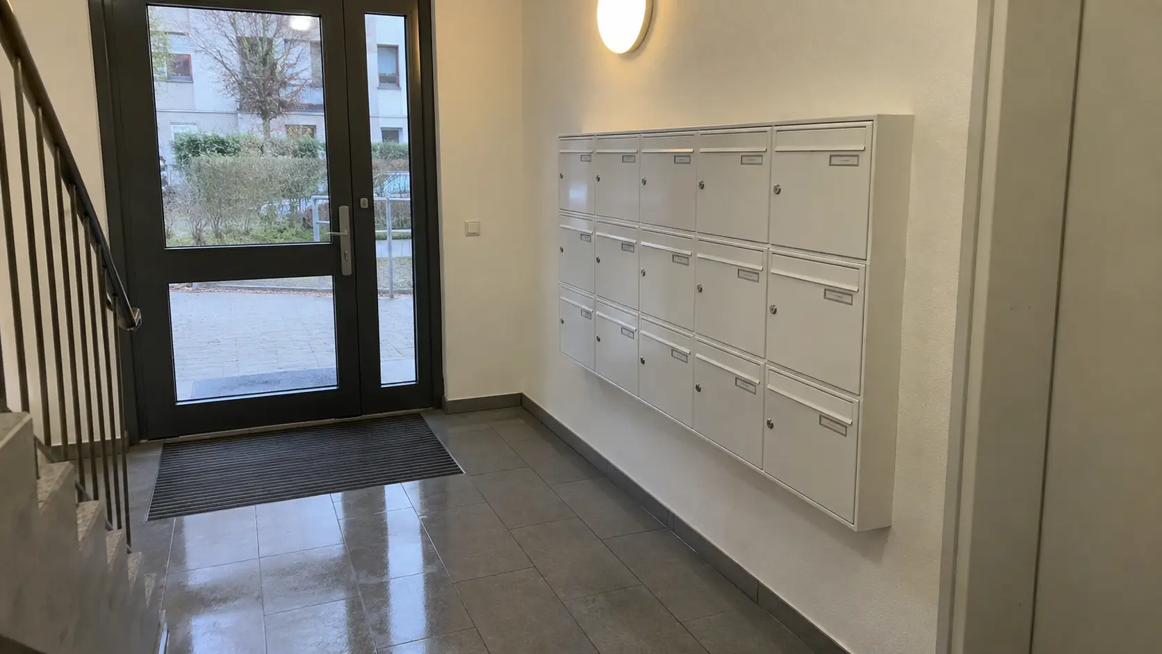Gereinigter Hausflur mit Briefkastenanlage in einem Mehrfamilienhaus in Soest