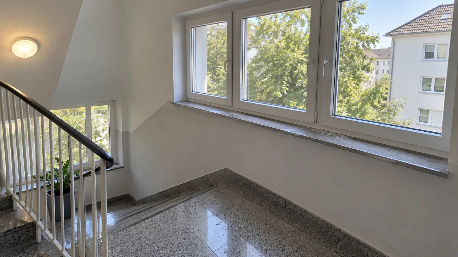 Geputzte Fenster und gereinigter Granitboden im Treppenaufgang in Soest