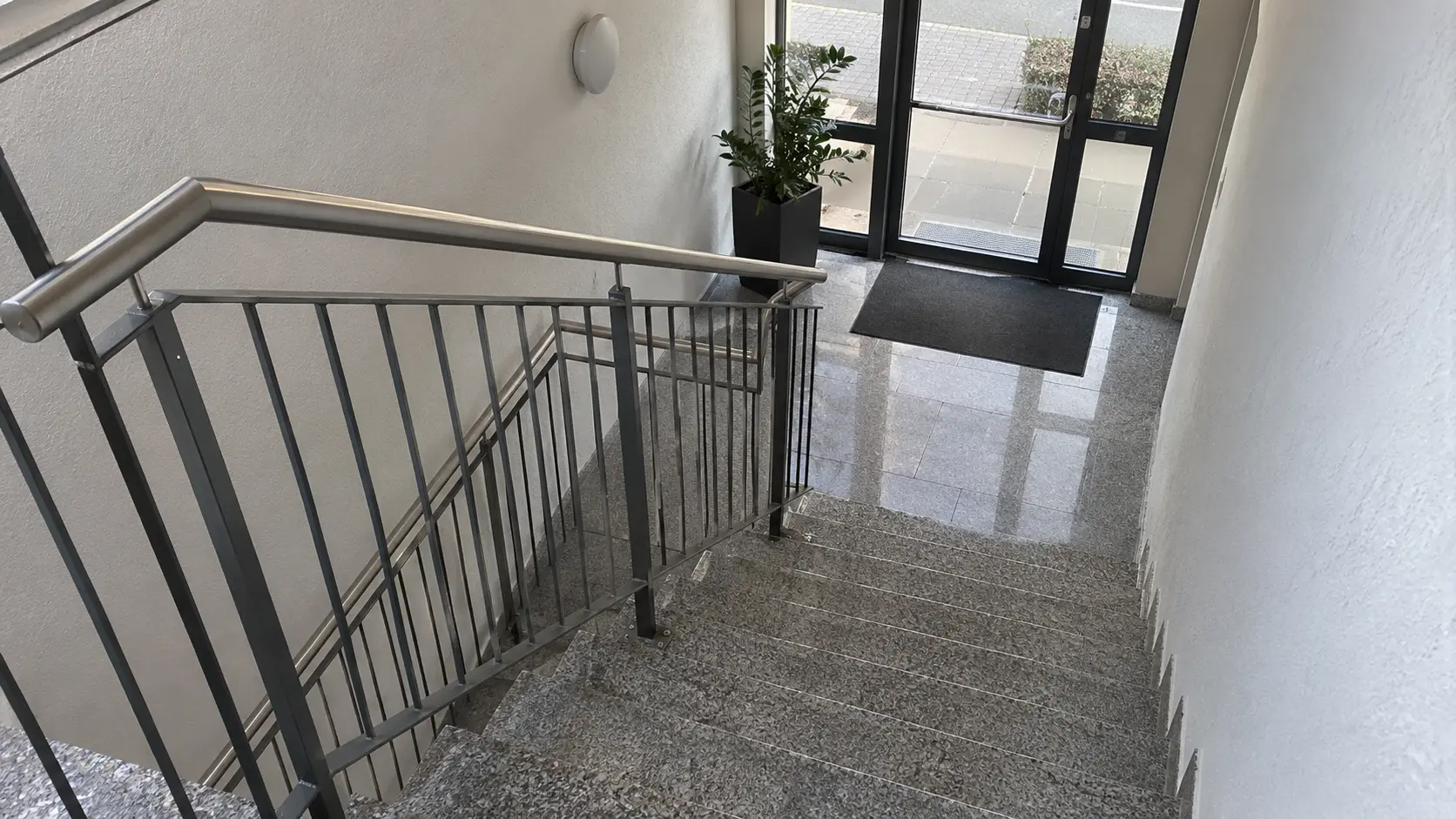 Gereinigte Granittreppe in einem Mehrfamilienhaus in Soest